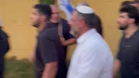 Ben-Gvir Does the Walk of Shame and Drives Away on Shabbos