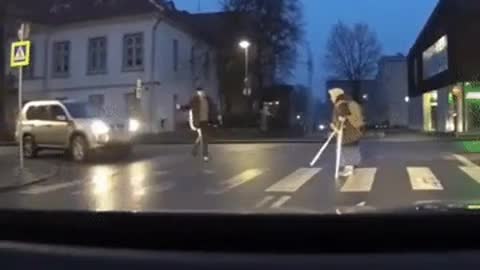 A Man Successfully Saves The Life Of The Old Woman When Going Crossing, See The Incident!