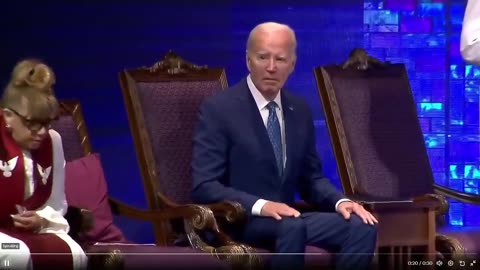 Mục sư: "Chúng ta hãy cùng nhau đứng lên!" và Biden: *lo lắng liếc nhìn người xử lý*