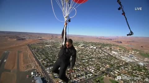 David Blaine vuela a más de 7.500 metros con un puñado de globos de colores