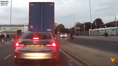 HGV driver helped the elderly woman cross the road. 2021.10.26 — HULL, UK