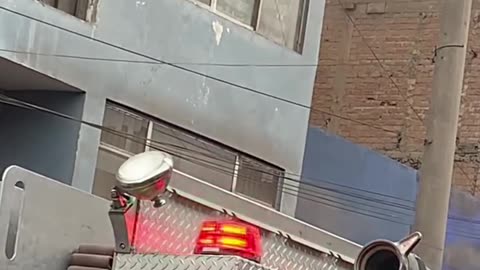 Man climbs burning building to save his dog 🐕