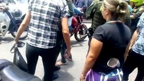 Video: Una mujer agredió a cuchillo a varias personas y mató a una abuelita en Bucaramanga
