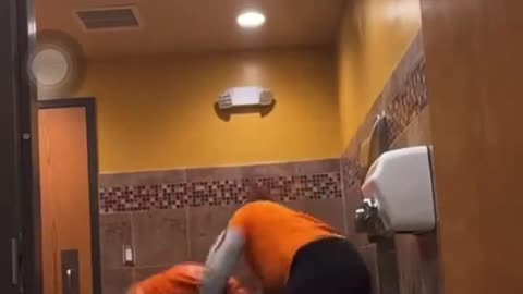 2 Fast Food Workers Fight While Man Watches On FaceTime