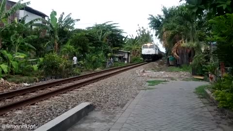 Kereta Api Ketel PERTAMINA Lokomotif CC 206 13 25 Melintas di Ketintang Surabaya