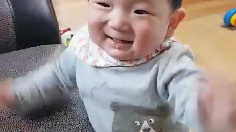 This is a video of a brightly smiling baby.