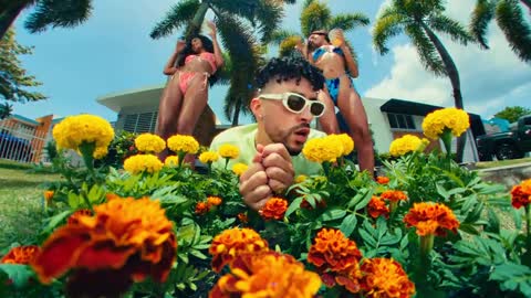 Bad Bunny (ft. Chencho Corleone) - Me Porto Bonito (Video Oficial) | Un Verano Sin Ti