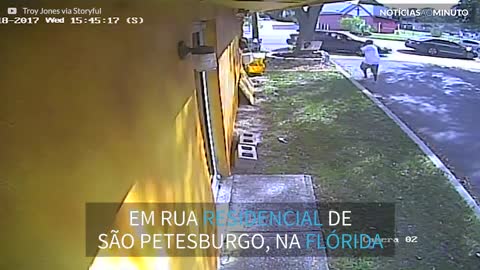 Avião faz pouso de emergência na rua e bate em dois carros na Flórida