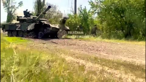 UAF soldier finished off a damaged T80BV tank