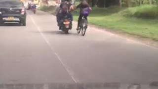 Video registró la peligrosa imprudencia de un ciclista en la vía entre Piedecuesta y Floridablanca