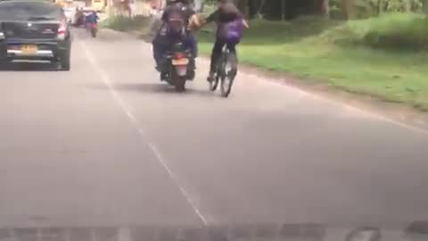 Video registró la peligrosa imprudencia de un ciclista en la vía entre Piedecuesta y Floridablanca