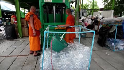 30 botellas de plástico recicladas para vestir a monjes budistas de Bangkok