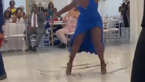 The party stopped with her #dance 🤣 #wedding #dance #challenge ✨✨✨ #benpedrosa 💖