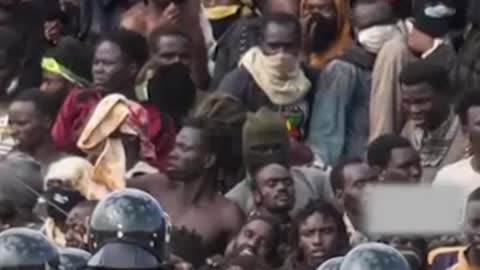 Masses of migrants try to enter Spanish 'enclave'