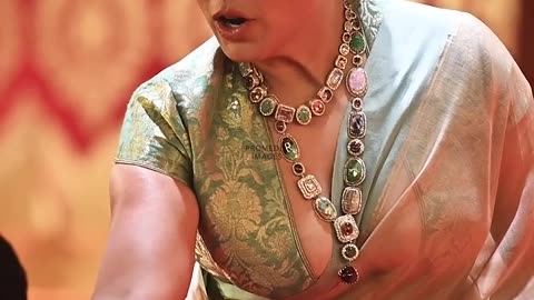 Rani Mukherjee stealing the spotlight at Durga Puja Pandal ProMedia_720p