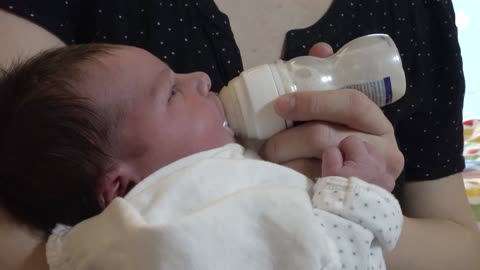 Learn how to bottle feeding a baby _ Breastfeeding