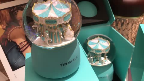 Chanel's same crystal ball ornaments for girlfriend's birthday gifts