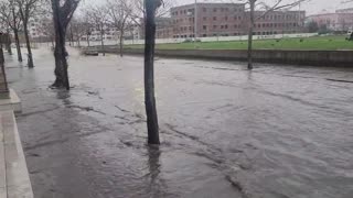 Rrebeshi i shiut përmbyt Durrësin, uji vërshon nëpër rrugët dhe trotuaret e qytetit!