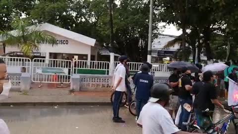 Manifestantes del 21S gritan arengas contra la Policía