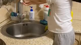 Kelvin help papa wash dishes