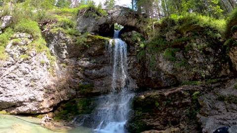 Que bella es la naturaleza, cascada y caída de agua hermosa... 🥰🥰🥰