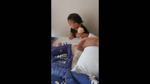 Baby tickles sleeping dad with totally shocking results