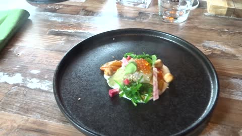 Restaurant Just Rotterdam diner kunstwerk van zeewier, kaviaar en hazelnoten