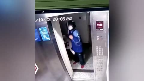 Chinese deliveryman prevents dog from being strangled after leash gets caught in elevator doors