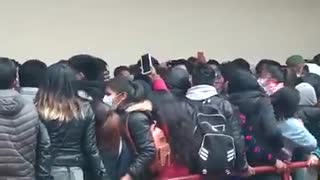 Estudiantes caen de un edificio