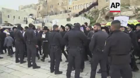 Scuffles as demonstrators gather at Western Wall