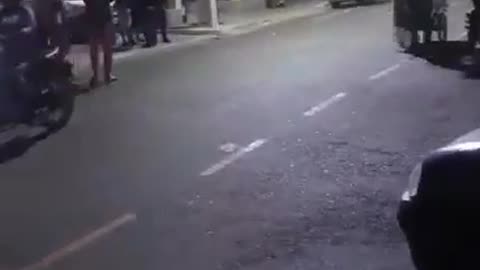 Um tiroteio na cidade de Juru, na PB, em vídeo, homem fala em mais de 5 disparos na entrada da rua