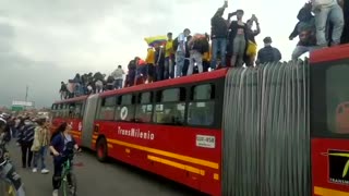 personas se toman un articulado de transmilenio