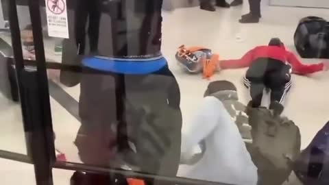 Police Use Taser on 2 people during FIGHT at Atlanta Airport TSA Checkpoint