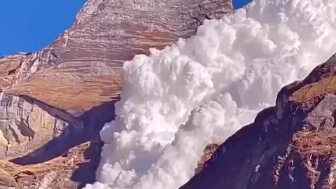 Rara "avalanche de nuvens" ocorrida perto do lago glacial Kapuche nas montanhas do Nepa