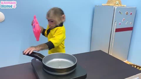 BiBi monkey obedient helps dad with housework