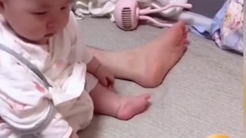 Funny baby reaction 🤣🤣