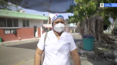 Primera mujer que será vacunada en Colombia.