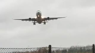 Pilot struggles to land plane in Dublin due to Storm Brendan