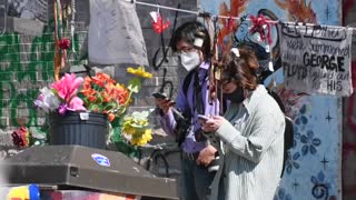 El memorial por la muerte de Floyd se llena de flores y cartas en su recuerdo