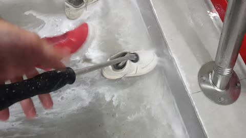 How to wash your sneakers in 2 minutes?