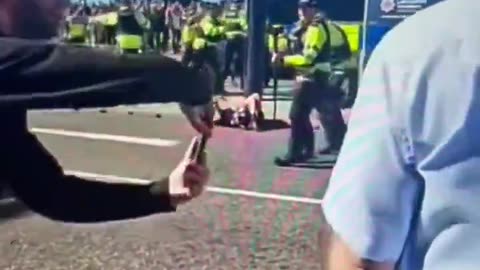 BREAKING: British police attacked British patriots!