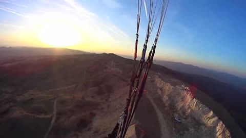 Salto extremo en parapente de noche sobre los Montes Cárpatos