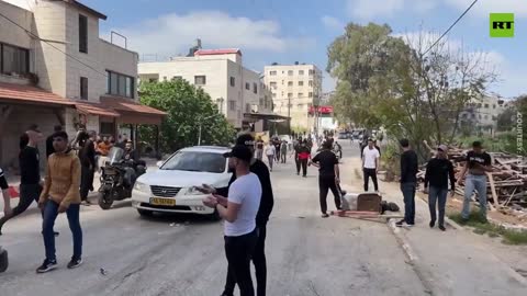 Strade in fiamme mentre i palestinesi affrontano le forze di incursione israeliane.I residenti della città di Jenin in Cisgiordania hanno dato fuoco alle strade per impedire alle truppe israeliane di lasciare l'area