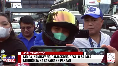 MMDA, namigay ng Pamaskong regalo sa mga motorista sa kakaibang paraan