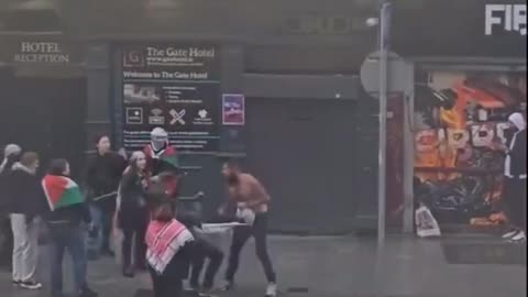 Parnell Street, Dublin 🇮🇪 Arab knocked clean out in street brawl!