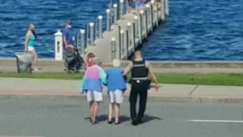 Police Officer Applauded for Kind Hearted Assistance