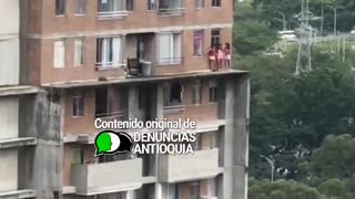 Niñas arriesgan su vida jugando en el último piso de un edificio en Bello