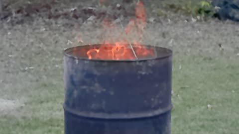 Burning yard waste in a barrel - Episode 6 (11/06/2023)