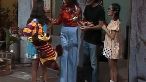 CHAVES - Episódio #93 (1975) Não é fácil roubar! / A chegada das novas vizinhas - parte 2
