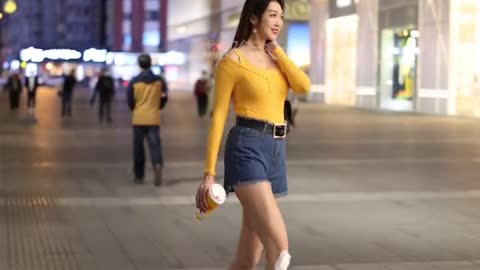 Chinese long-legged beauty model car lady